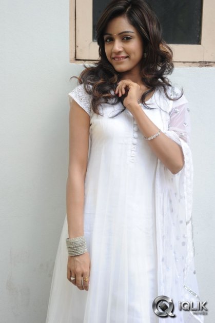 Vithika-Sheru-at-Prema-Ishq-Kaadhal-Press-Meet